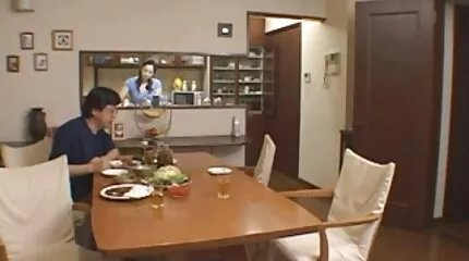Avi คลิป วีดีโอ โป๊ Love กางขาให้พ่อเลี้ยงของเธอ
