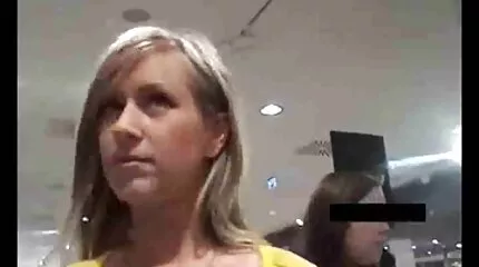 Fucks วีดีโอ โป๊ ออนไลน์ ในห้องน้ำและปล่อยให้ตัวเองหลั่ง