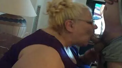 MILF fucks คลิป วีดีโอ โป๊ ฝรั่ง คนรักของเธอและเทลูกบอลของเขา
